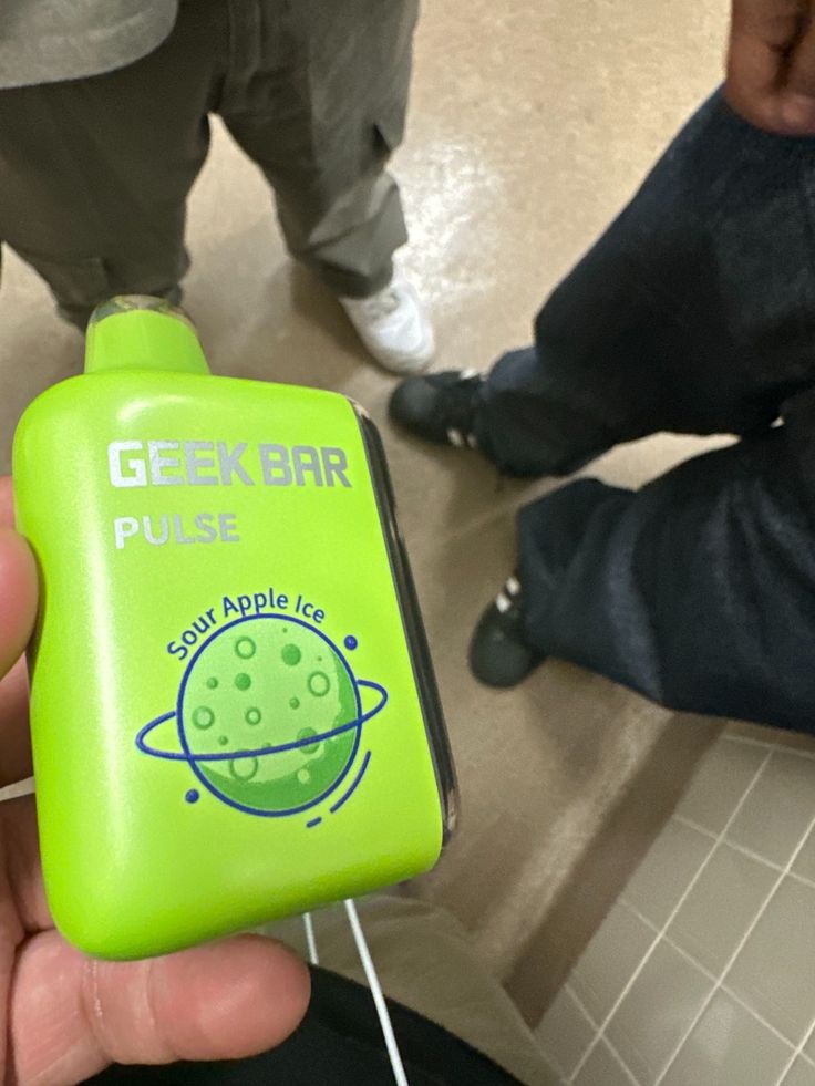 Geek Bar: Explorăm lumea vaporizatoarelor electronice din România